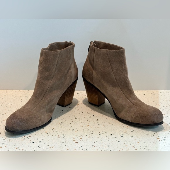 Vince Camuto Grayson‎ Suede Leather Boots Ankle Boots with Stacked Chunky Heel - Picture 9 of 12